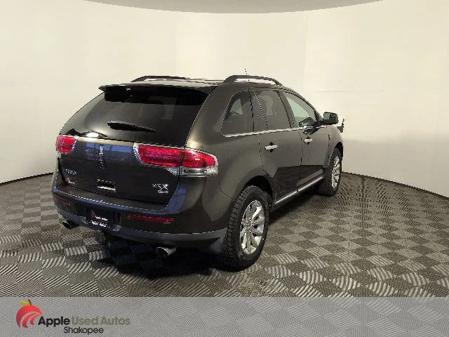 Used 2011  Lincoln Base image 5