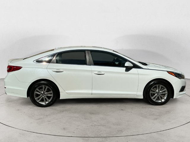 Used 2016 White Hyundai SE image 4