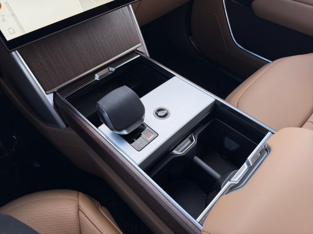 New 2026 Belgravia Green LAND ROVER SE image 24