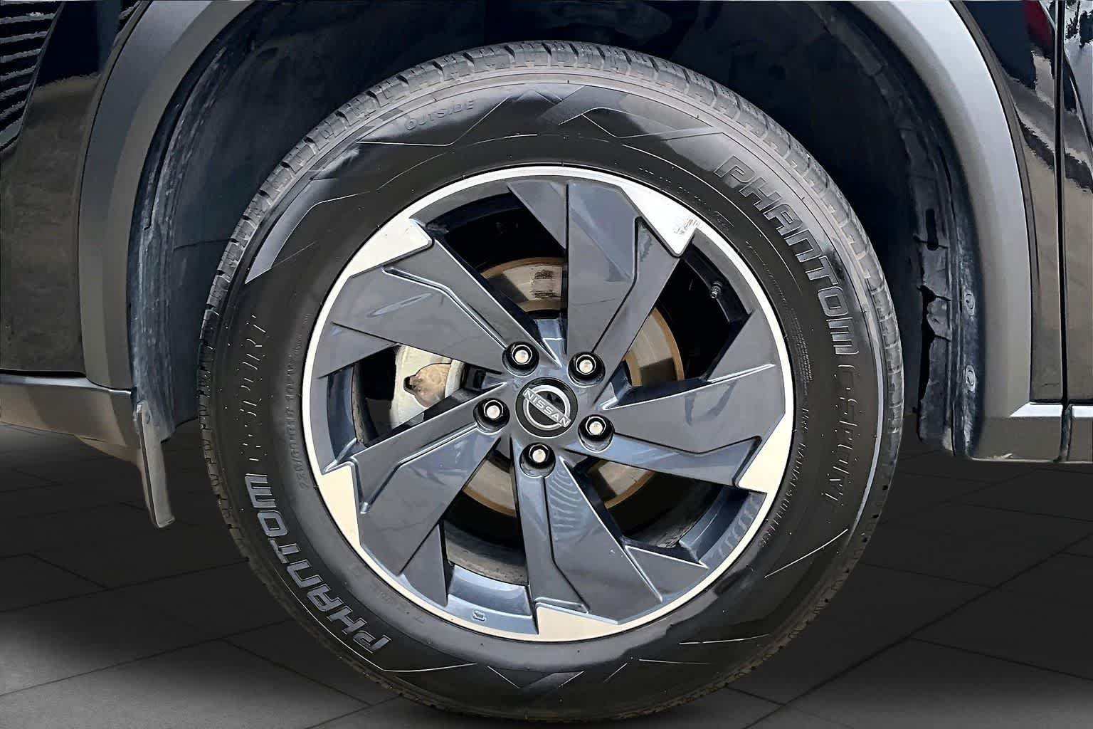 Used 2025 Super Black Nissan SV image 10