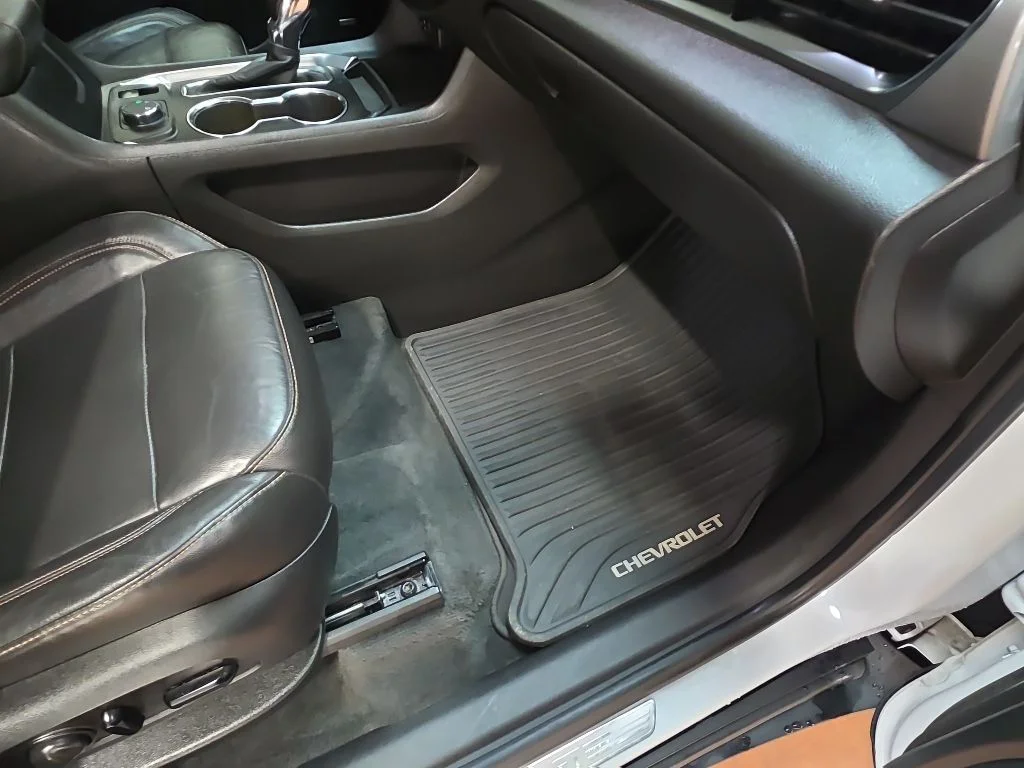 Used 2021 Iridescent Pearl Tricoat Chevrolet LT Leather image 9