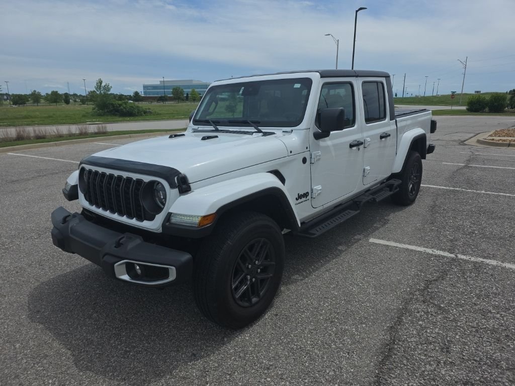 2024 Jeep Gladiator Sport S's photo