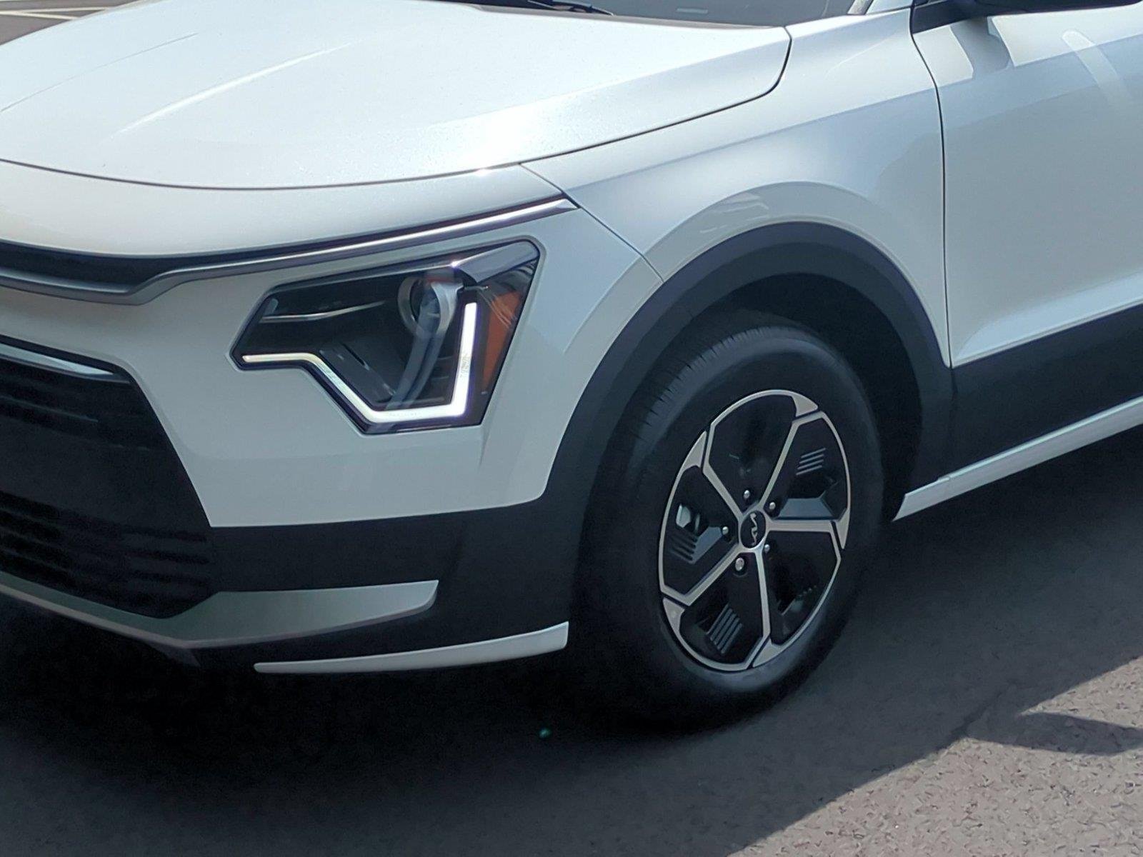 New 2026 Snow White Pearl Kia EX image 9