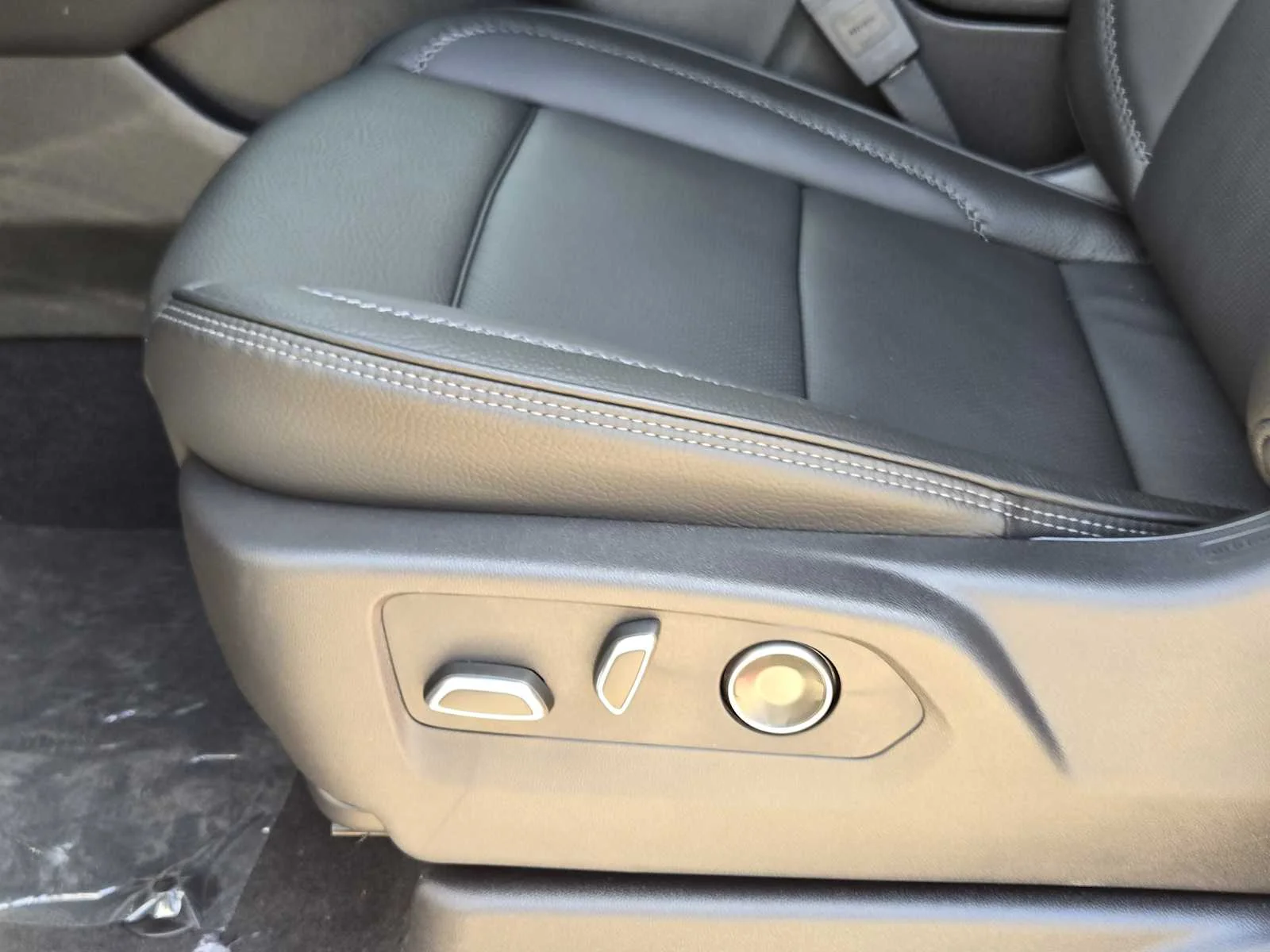 2026 GMC Yukon XL Denali - Photo 16