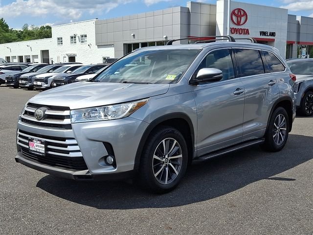 Used 2017 Silver Toyota XLE image 4