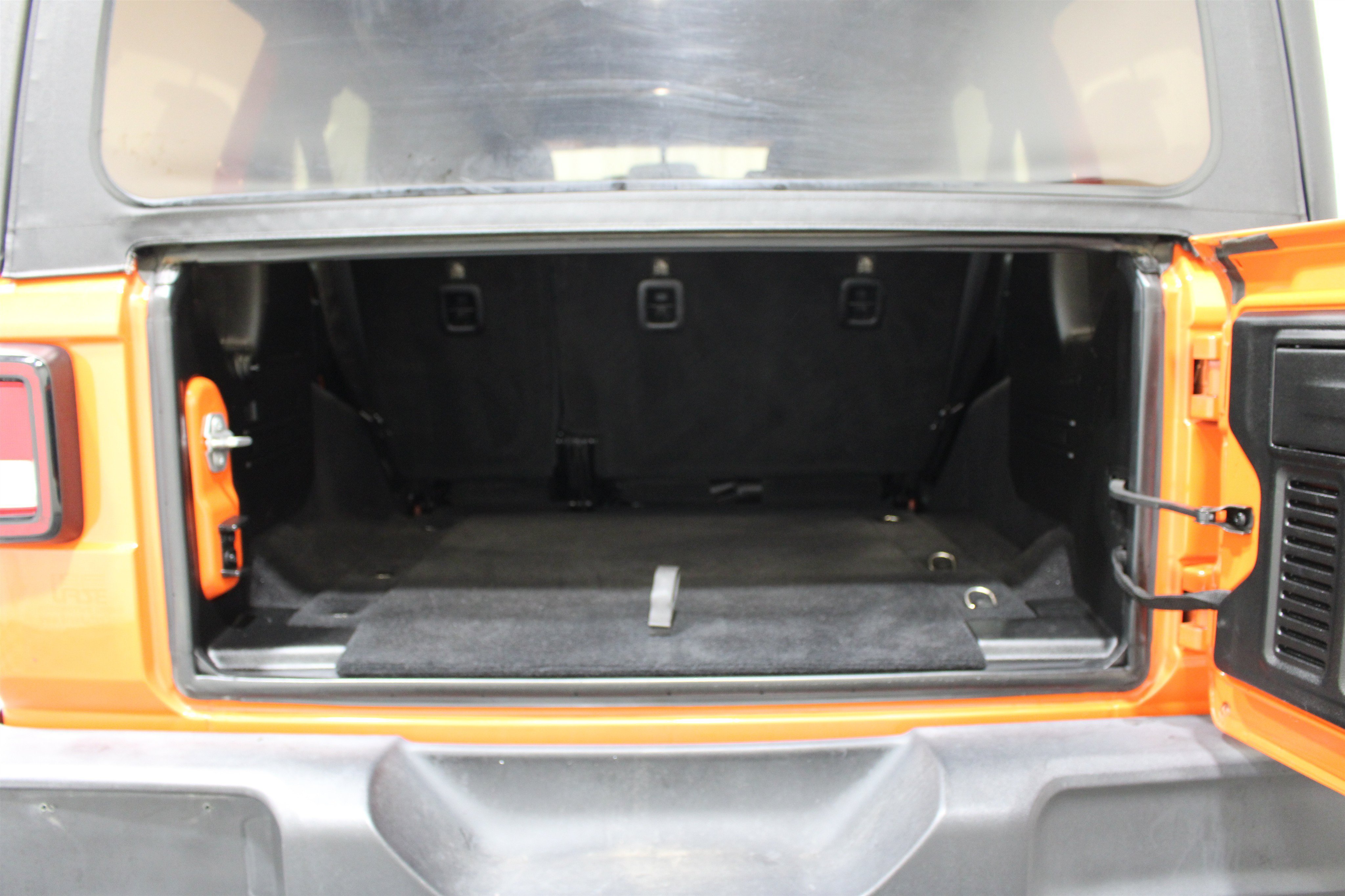 Used 2018 Punkn Metallic Clearcoat Jeep Sport image 18