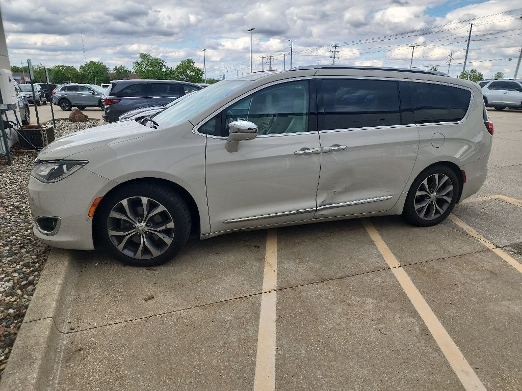 2017 Chrysler Pacifica Limited's photo