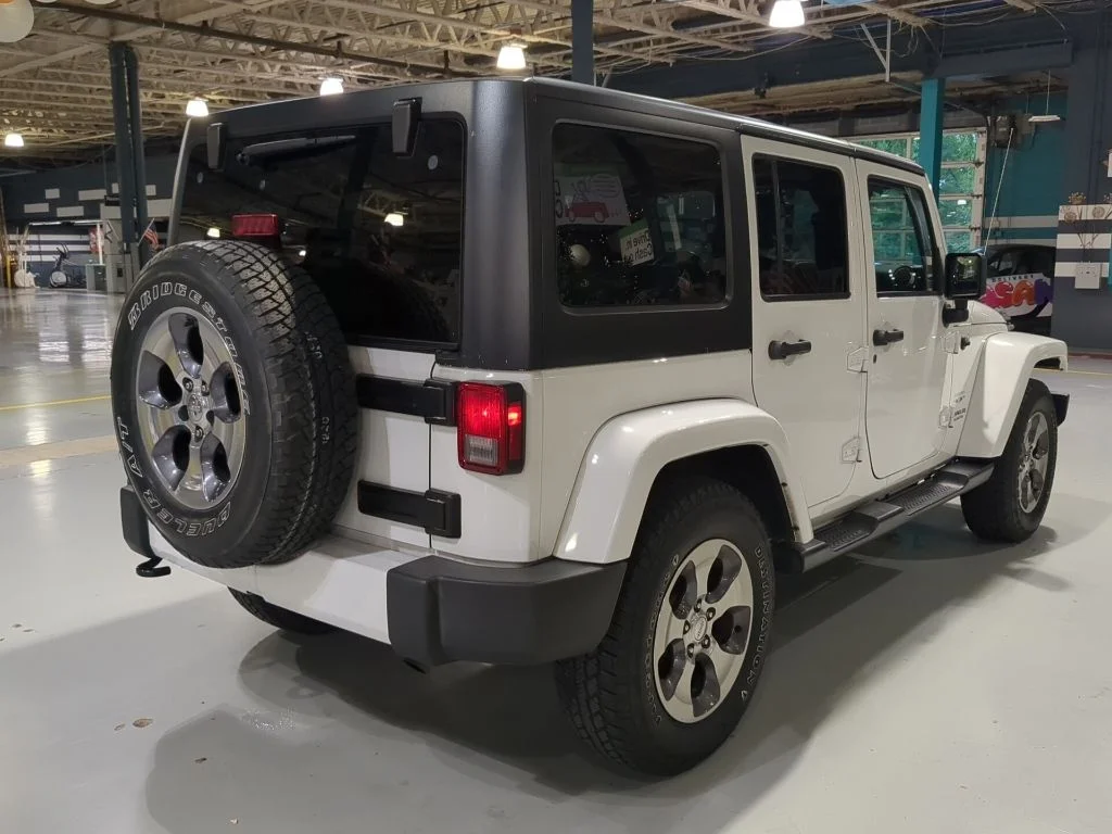 Used 2016 White Jeep Unlimited Sahara image 9