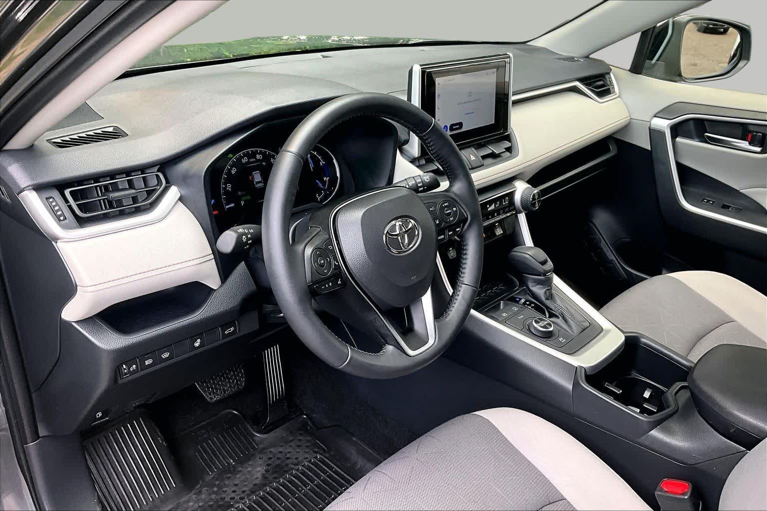 2025 Toyota RAV4 XLE - Photo 17