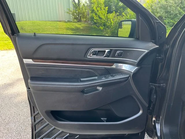 Used 2017 Black Ford Limited image 9