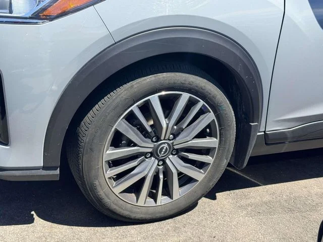 Used 2024 Gray Nissan SV image 7