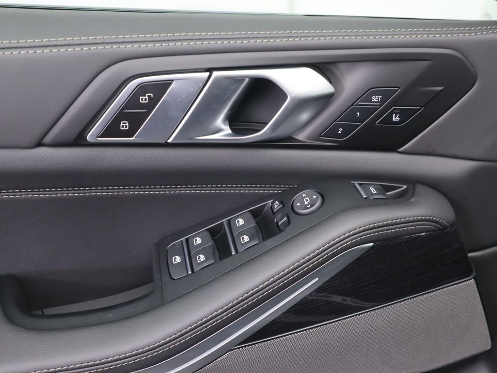 Used 2026 Black Sapphire Metallic BMW xDrive40i image 25