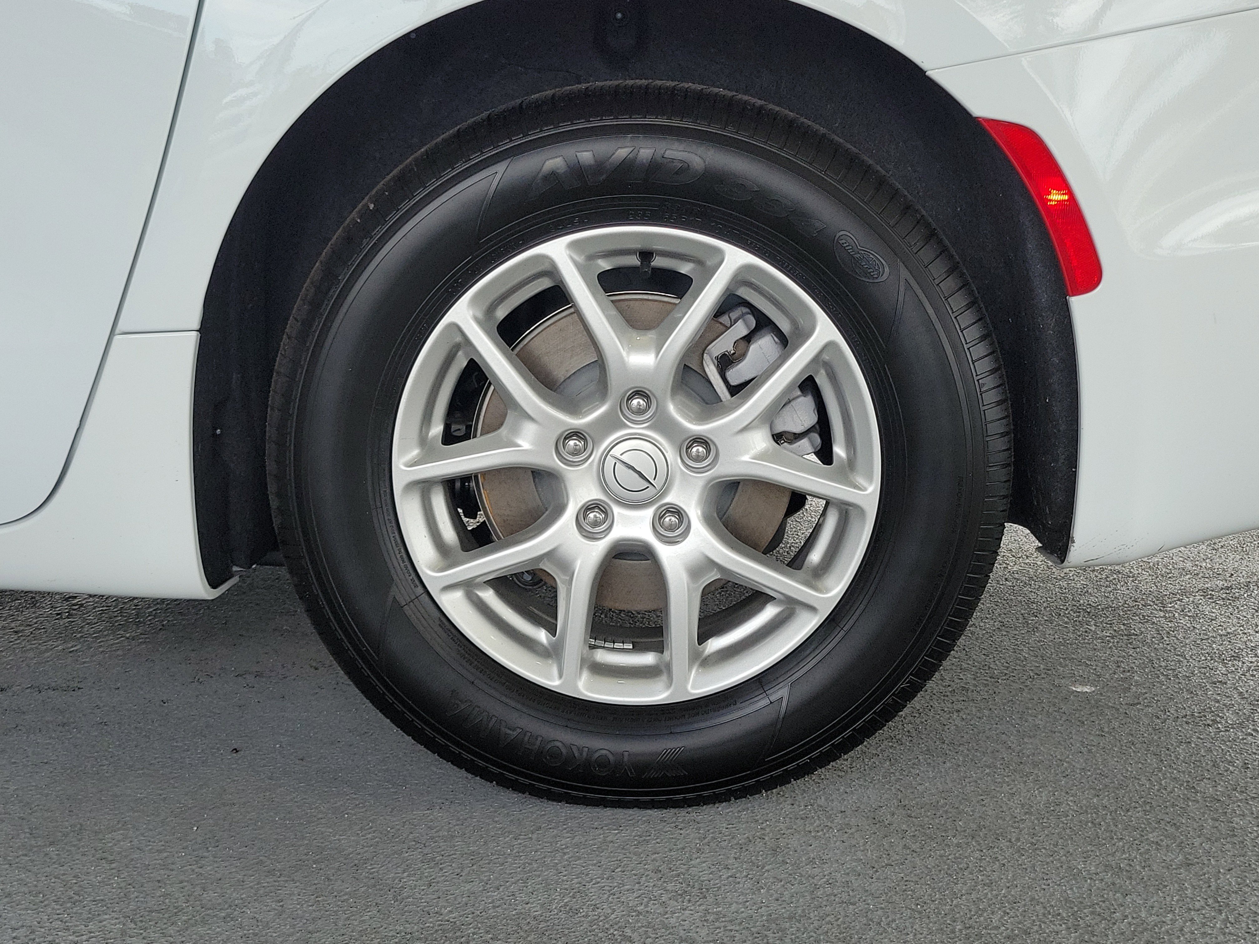 New 2026 Bright White Clear-Coat Exterior Paint Chrysler Select image 6