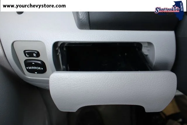 Used 2009 Silver Toyota LE image 22