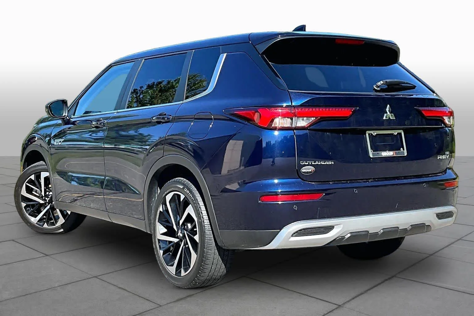 Used 2025 Cosmic Blue Metallic Mitsubishi SE image 12