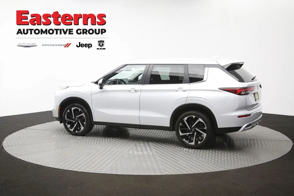 Used 2022 White Mitsubishi SE image 61