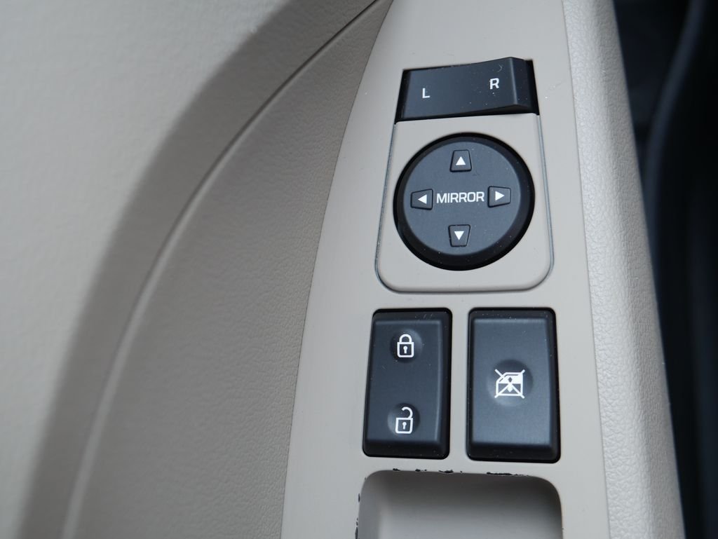 Used 2019 Red Hyundai SE image 28
