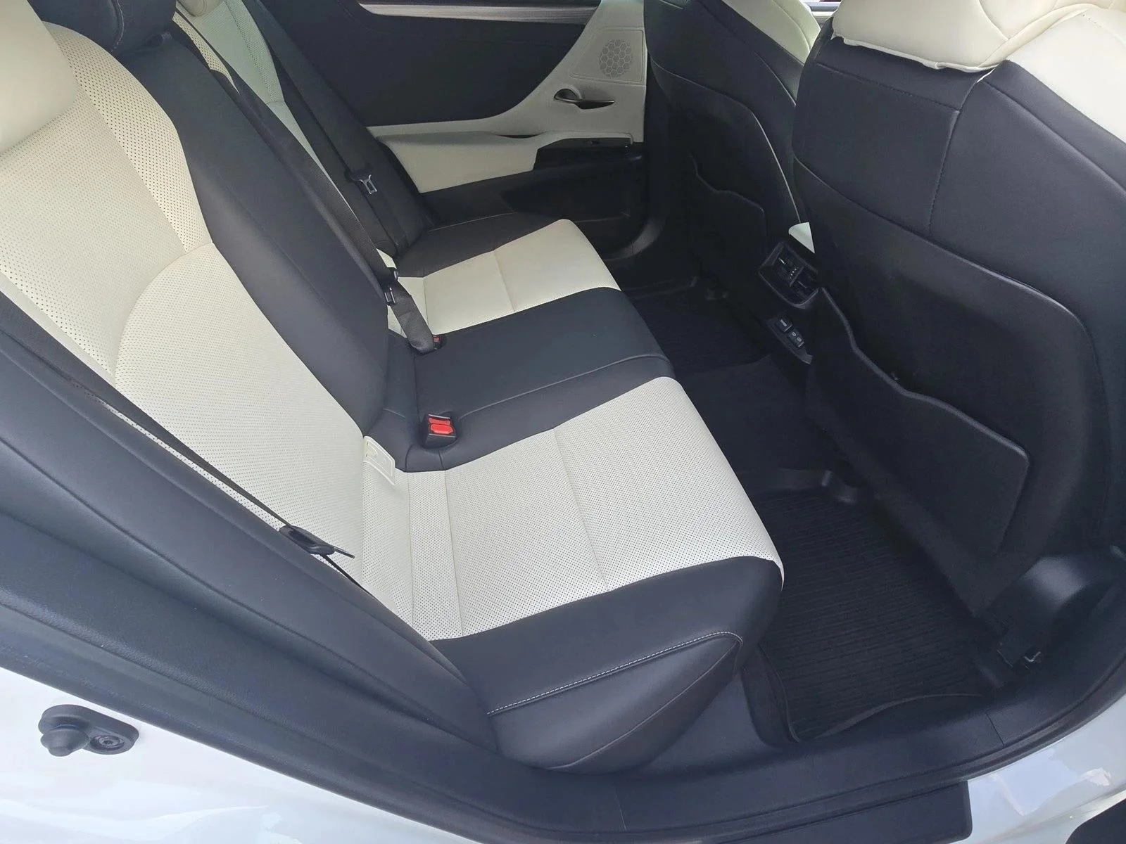Certified Used 2023 Ultra White Lexus ES 350 F SPORT Handling image 20