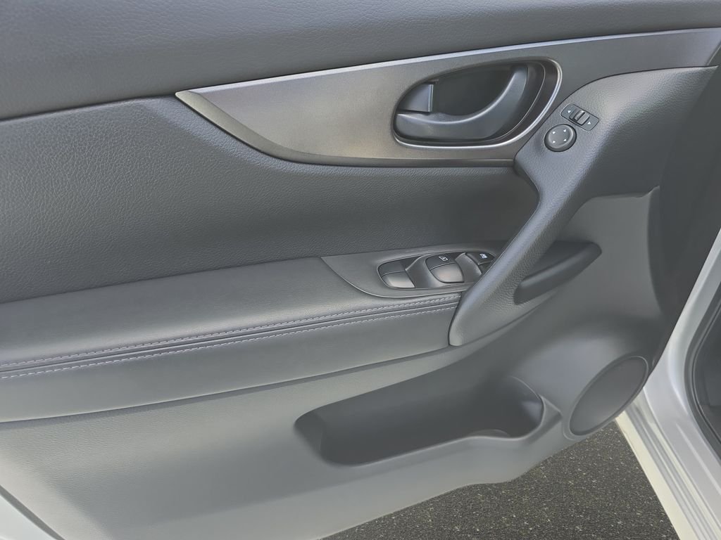 Used 2019 Silver Nissan S image 27