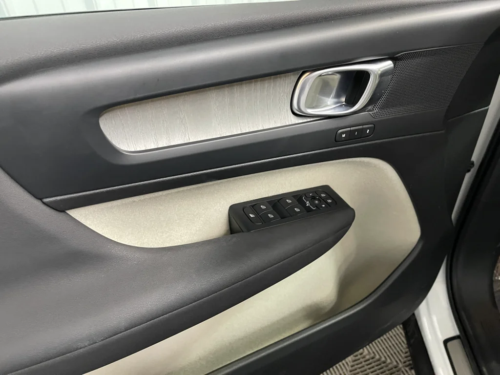 Used 2023 White Volvo B5 Plus Dark Theme image 18