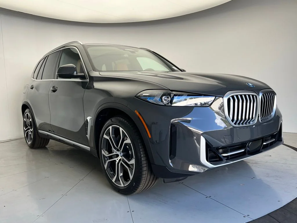 New 2026 Dravit Grey Metallic BMW xDrive50e image 2