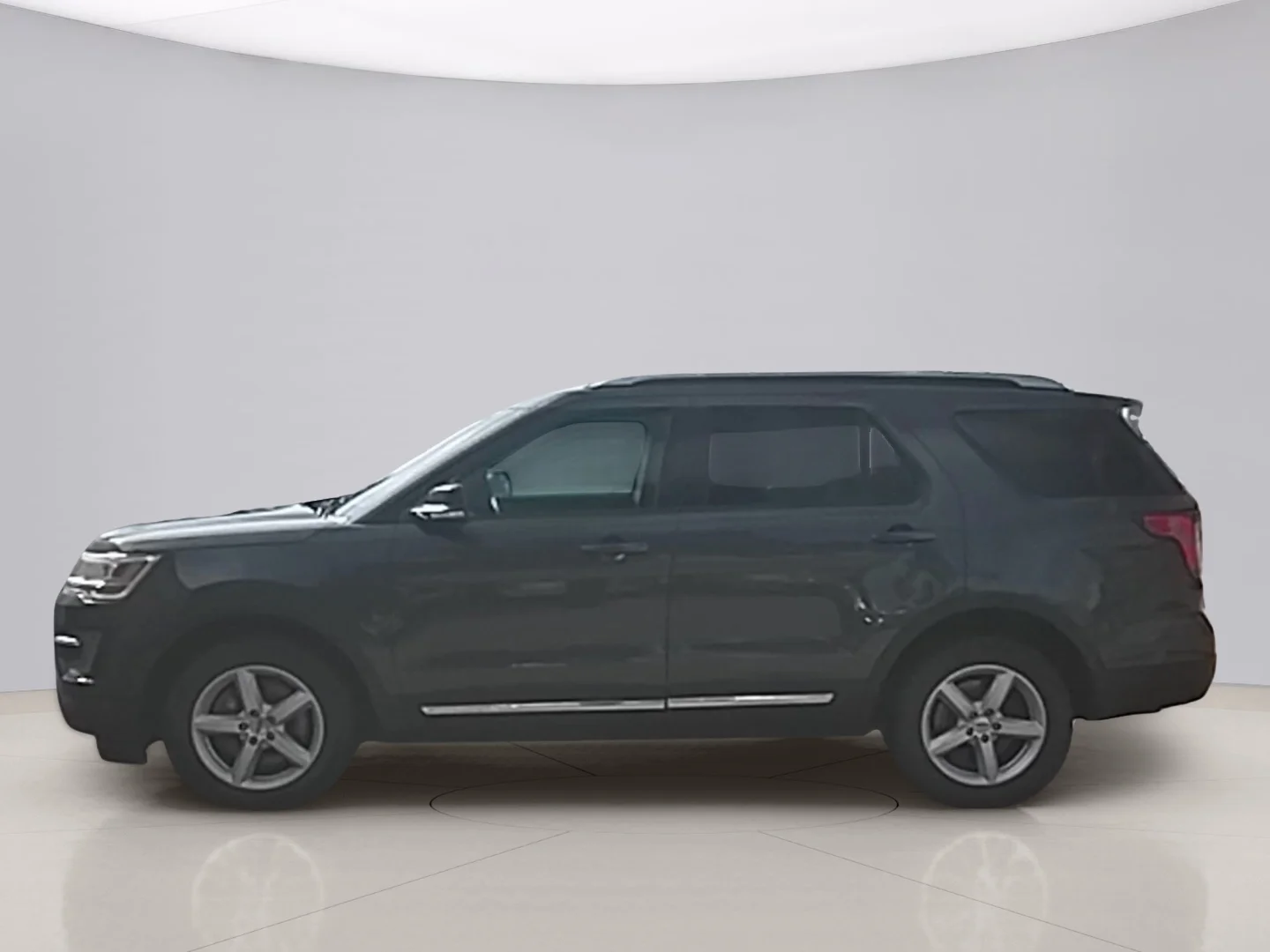 Used 2016 Gray Ford XLT image 2