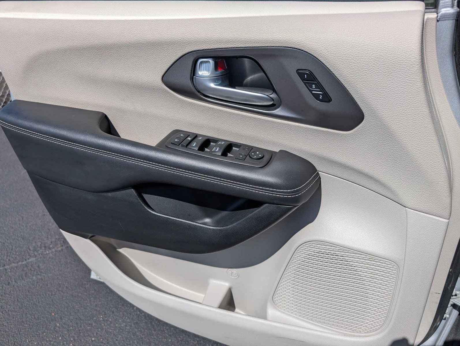 Used 2024 Silver Mist Clearcoat Chrysler Touring L image 13