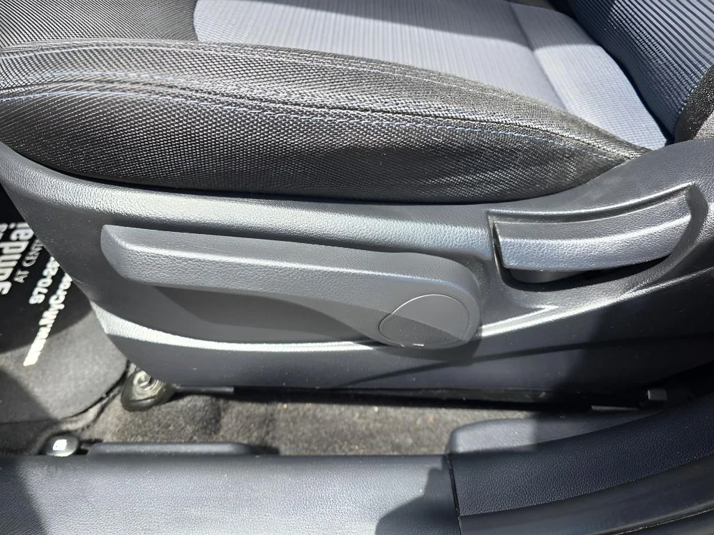 Used 2016 Mineral Silver Kia LX image 23