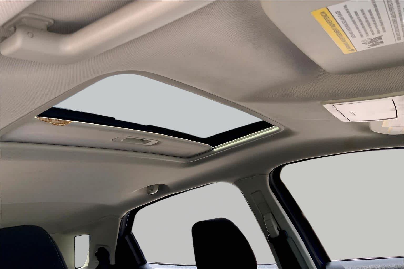 Used 2018 Lightning Blue Metallic Ford SE image 14