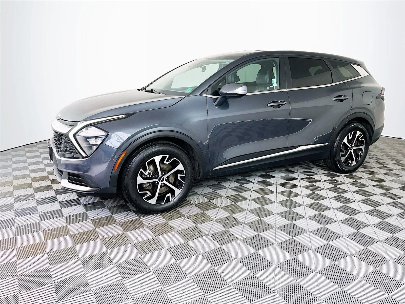 Used 2023 Gravity Gray Kia EX image 4