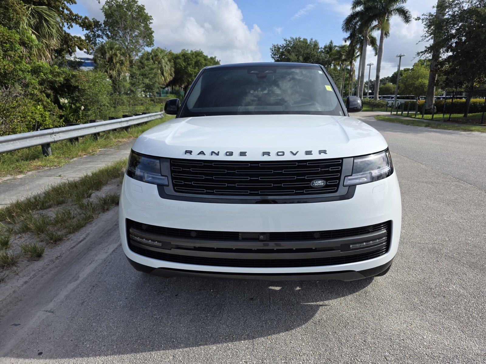 Certified Used 2025 Fuji White Land Rover P530 SE image 8