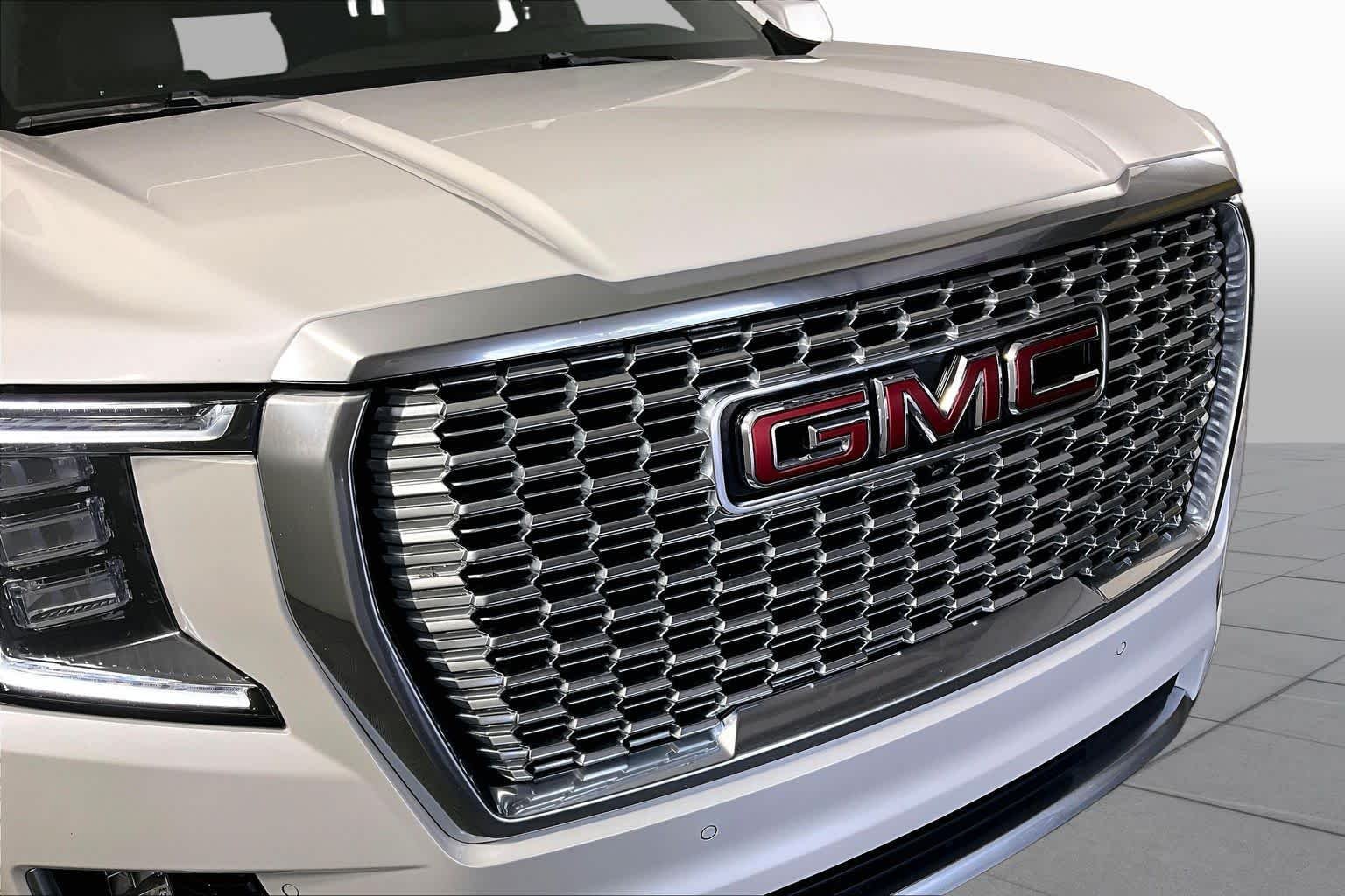 Used 2021 WHITE FROST TRICOAT GMC Denali image 29