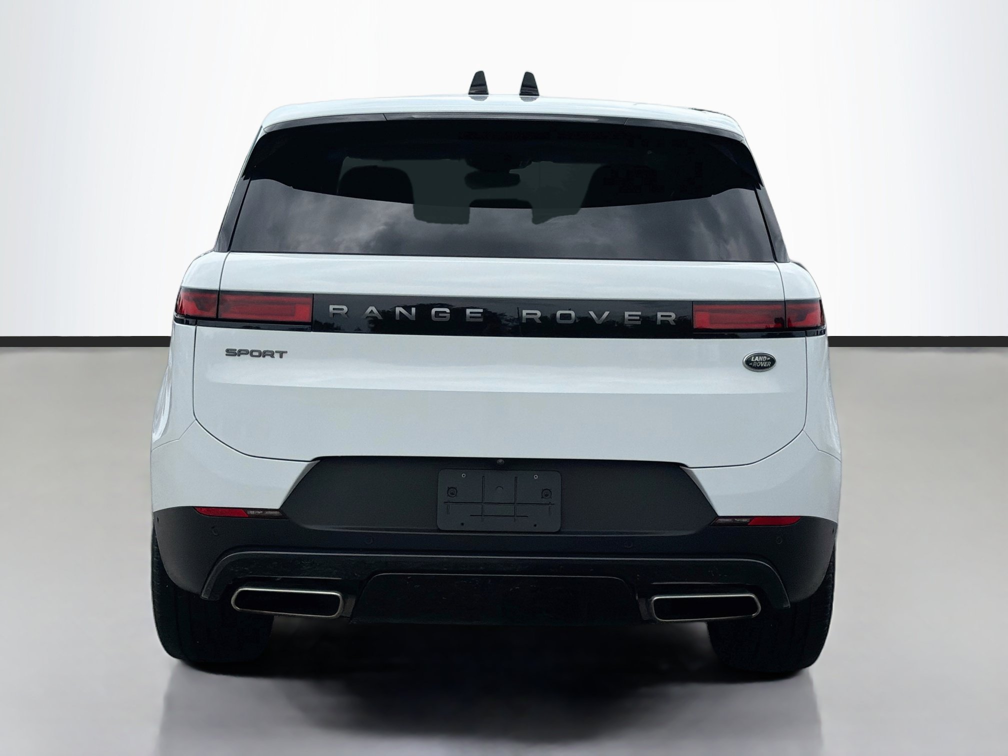 Used 2023 White Land Rover SE image 4