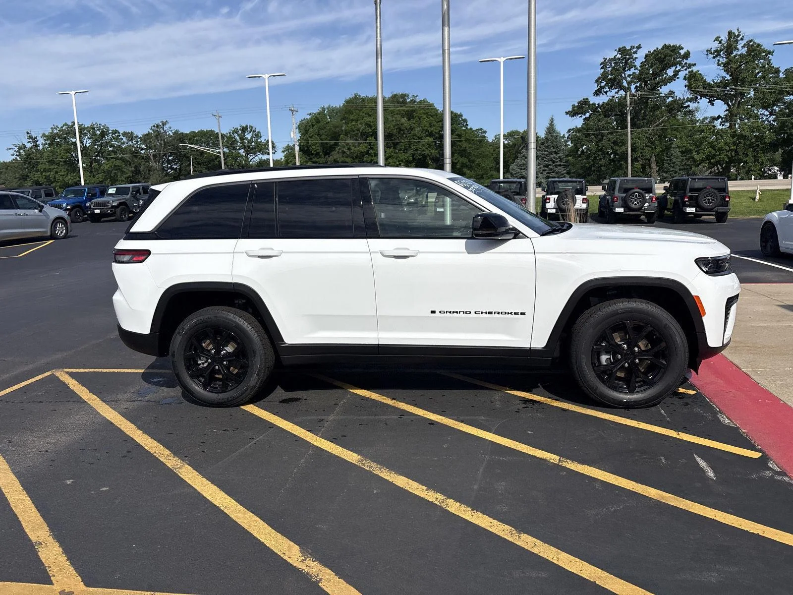 New 2026 Bright White Clearcoat Jeep Laredo Altitude image 4