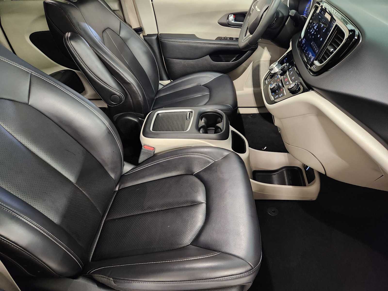 Used 2023 Brilliant Black Crystal Pearlcoat Chrysler Touring L image 3