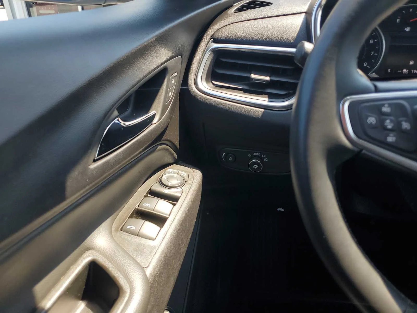 Used 2024 Summit White Chevrolet LT image 19