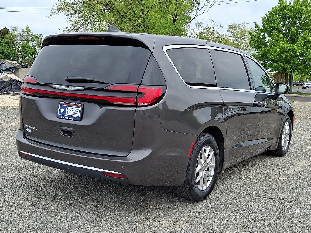 Used 2023 Granite Crystal Metallic Clearcoat Chrysler Touring L image 11