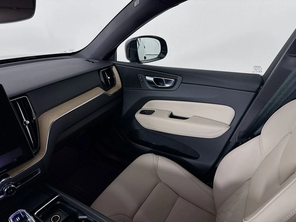 2026 Volvo XC60 Plus - Photo 24