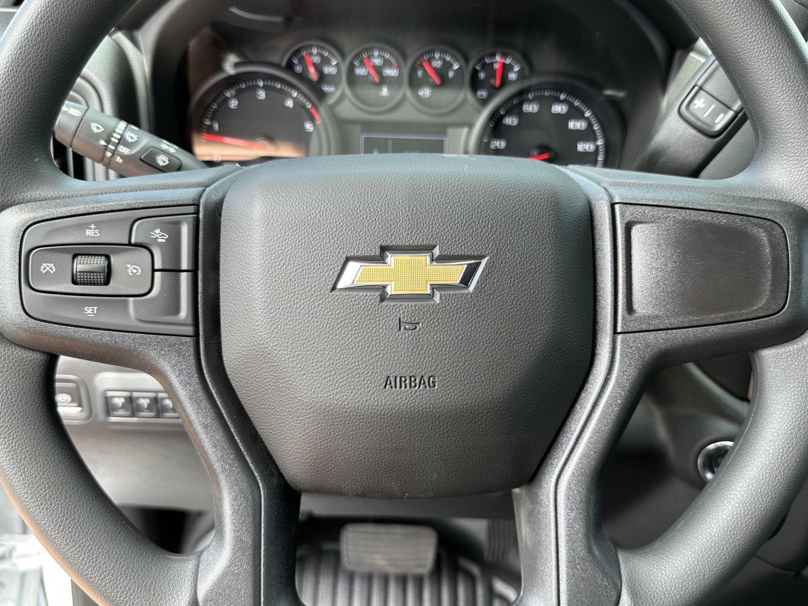 New 2026 Summit White Chevrolet WT image 31