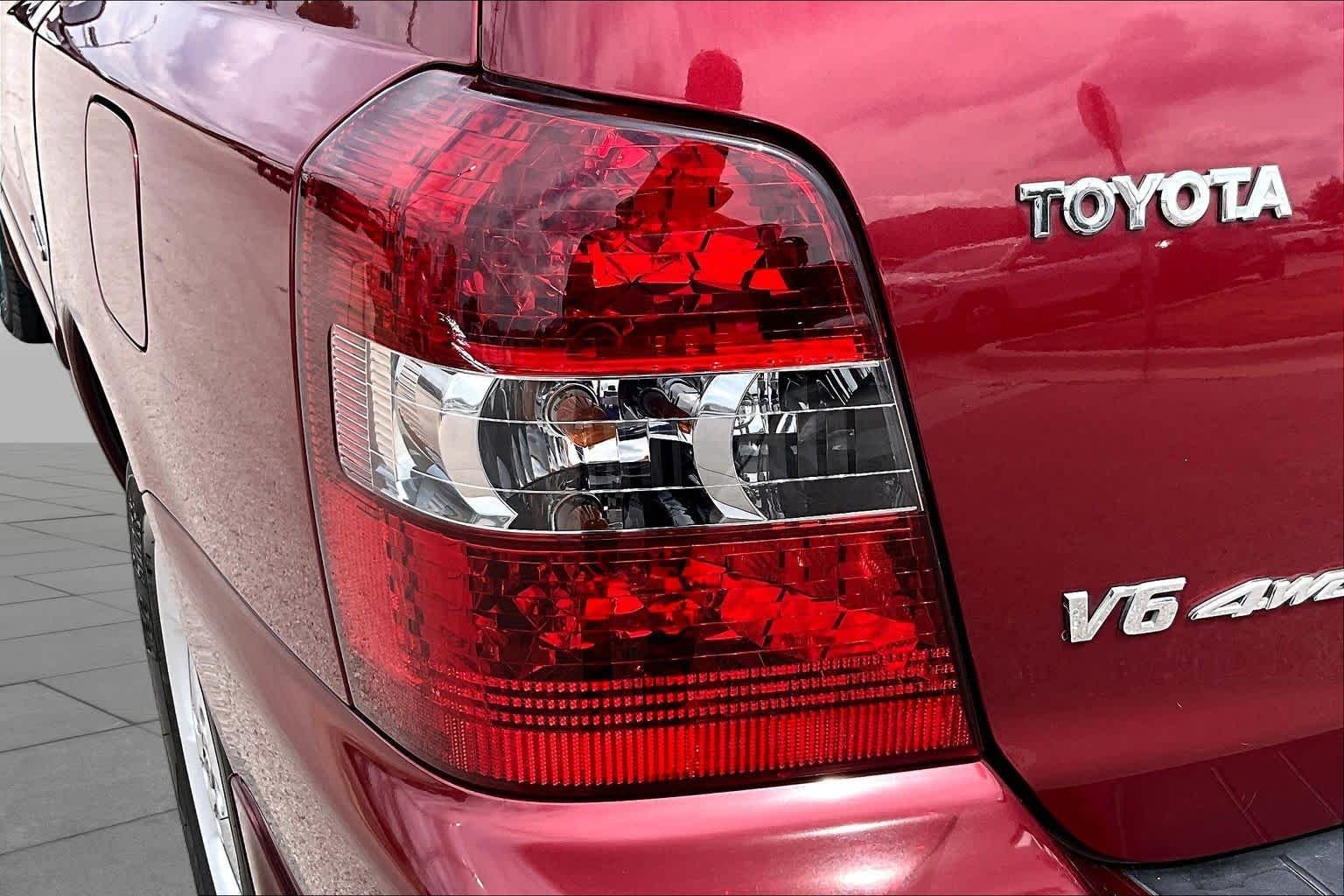 Used 2007 Salsa Red Pearl Toyota Limited w/3rd Row image 27