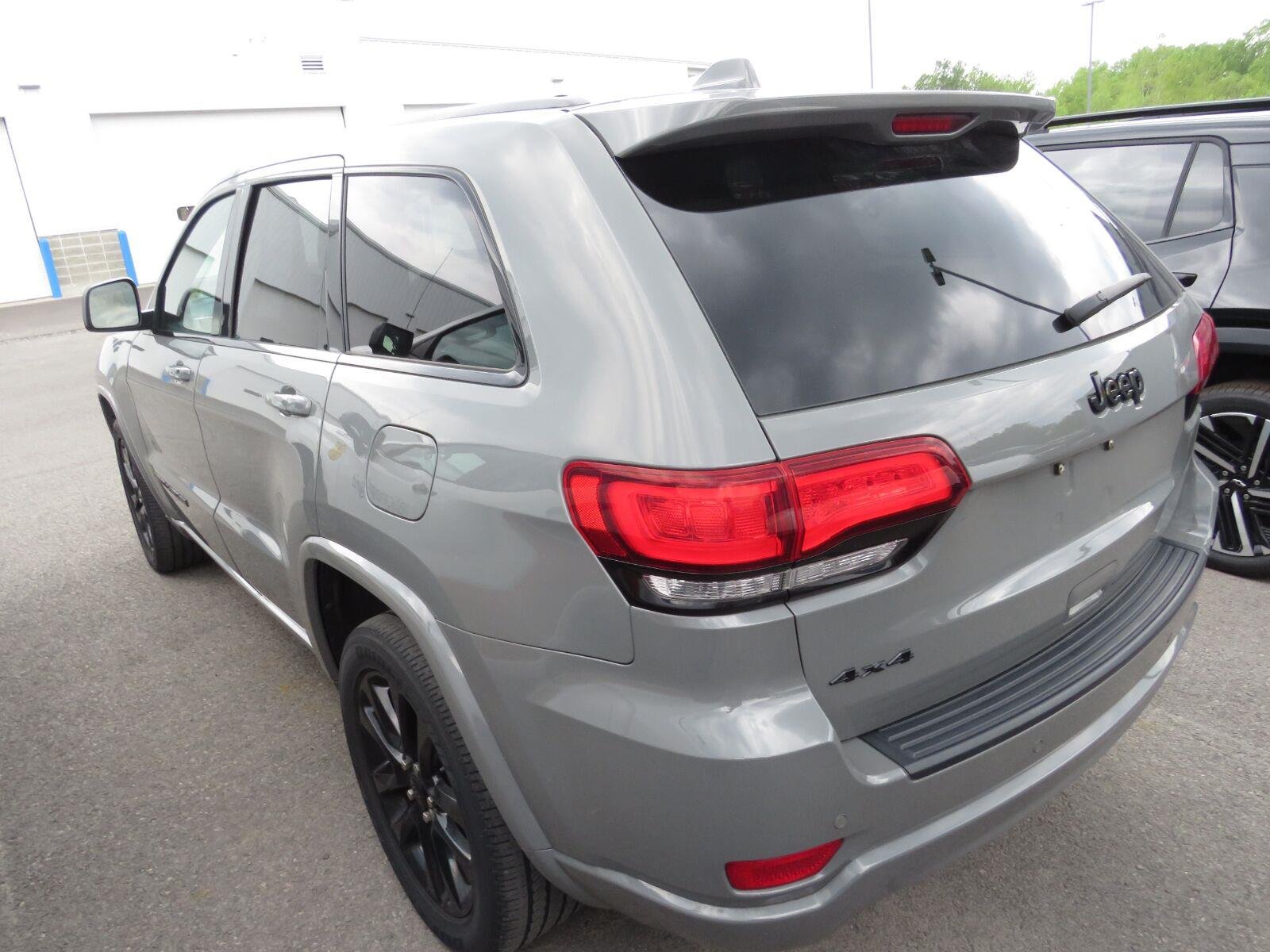 Used 2020 Sting-Gray Clearcoat Jeep Altitude image 11