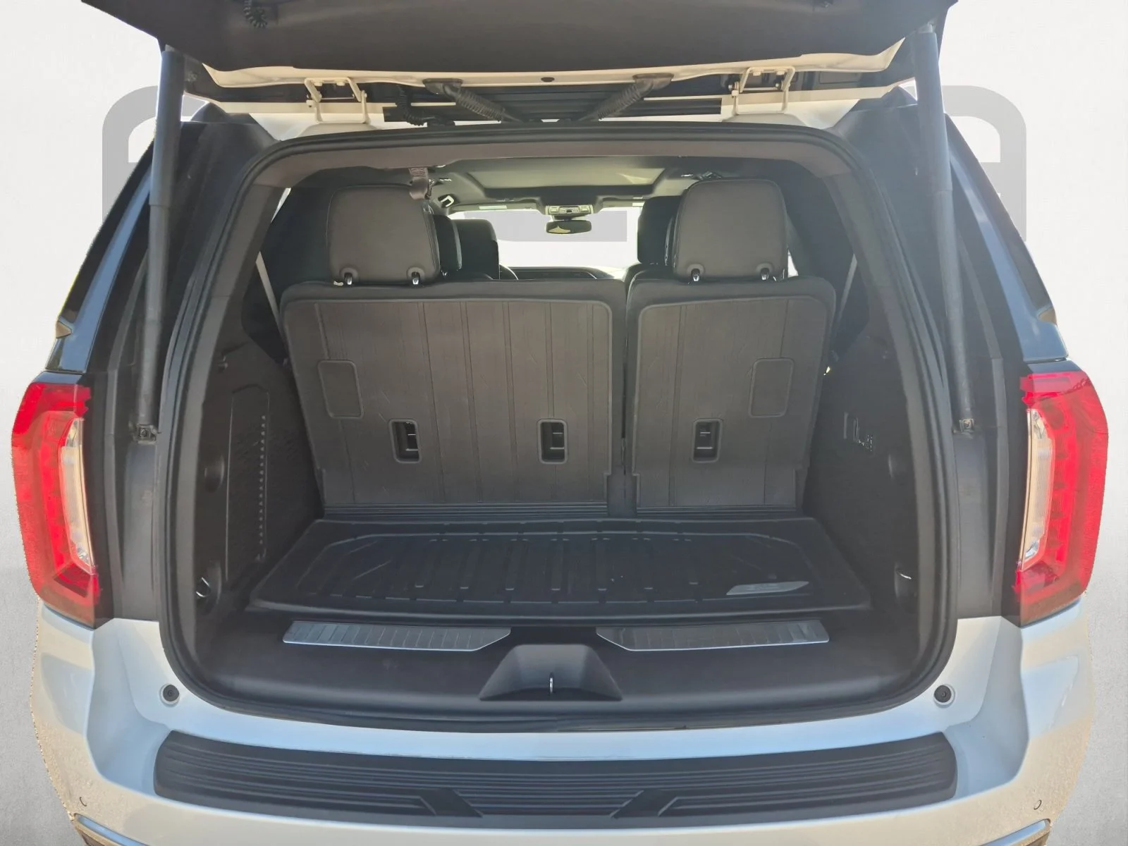 Used 2023 White Frost Tricoat GMC Denali image 12