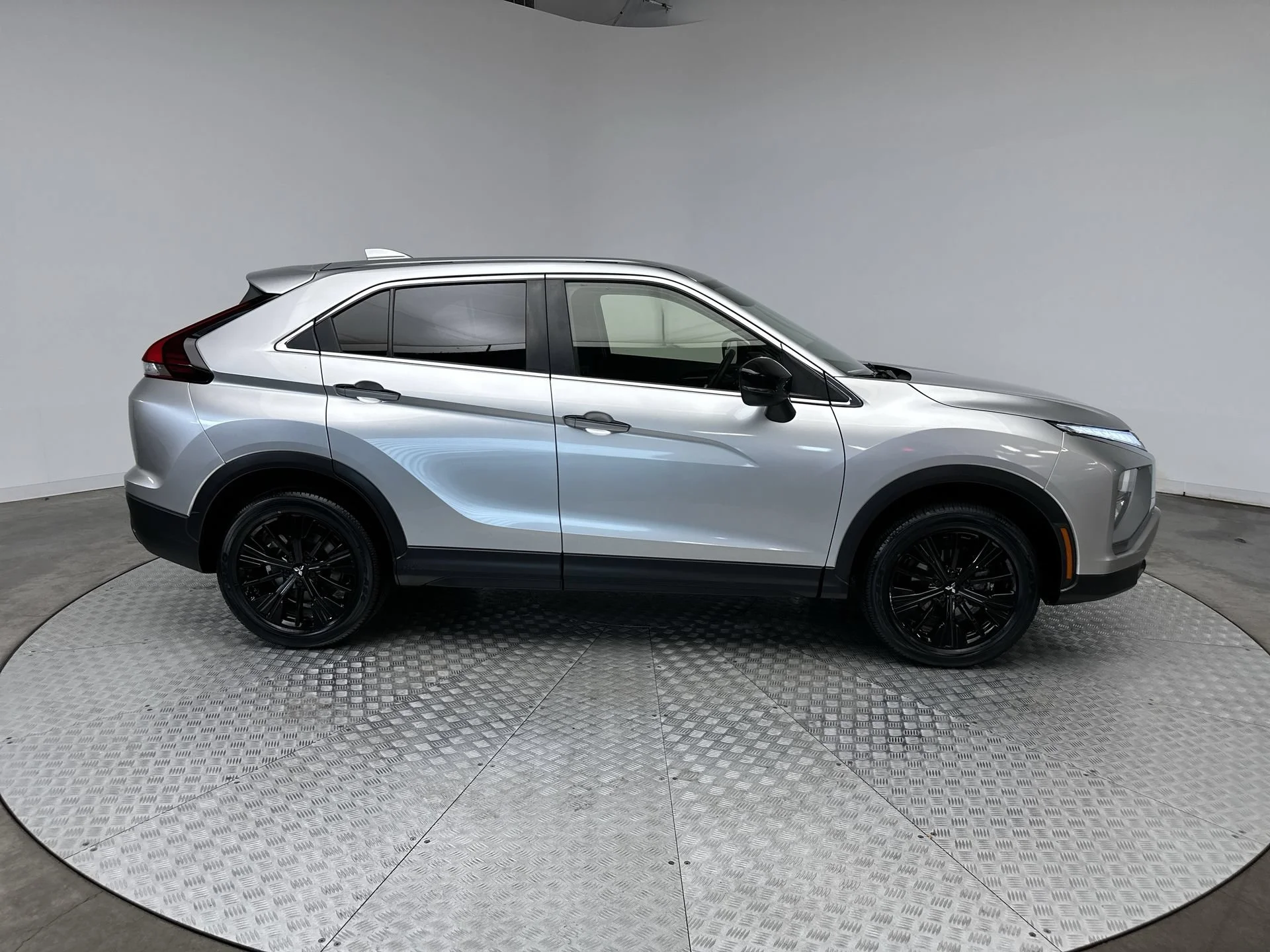 Used 2022 White Diamond Mitsubishi LE image 10