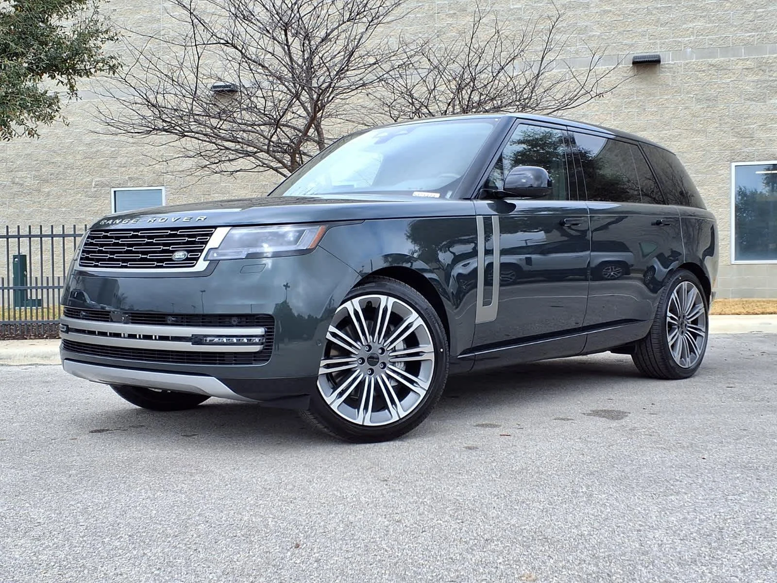 2026 Land Rover Range Rover 3.0 SE LWB 7's photo