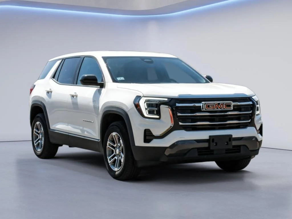 Used 2025  GMC AWD Elevation image 3