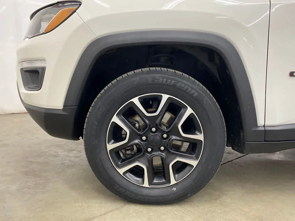 Used 2021 White Clearcoat Jeep Trailhawk image 11