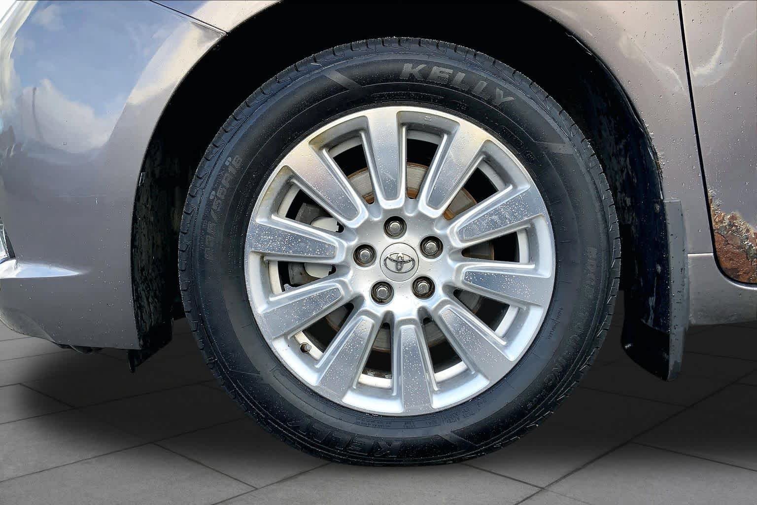 Used 2017 Predawn Gray Mica Toyota XLE Premium image 11