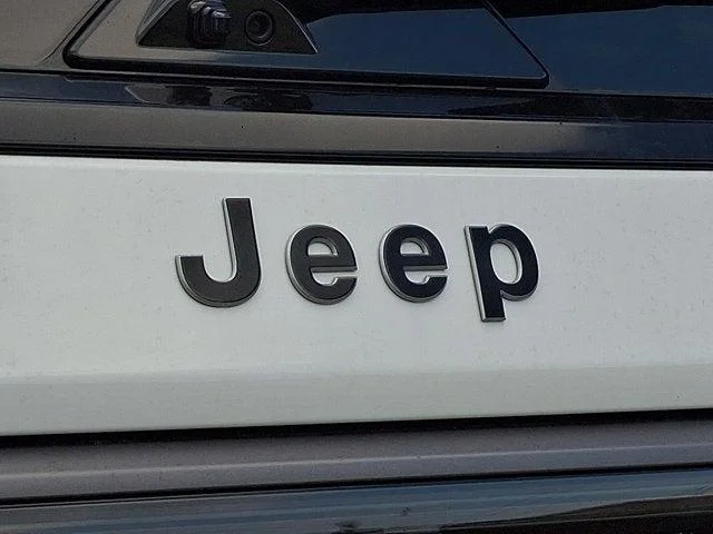 New 2026 Bright White Clear-Coat Exterior Paint Jeep Summit Reserve image 11