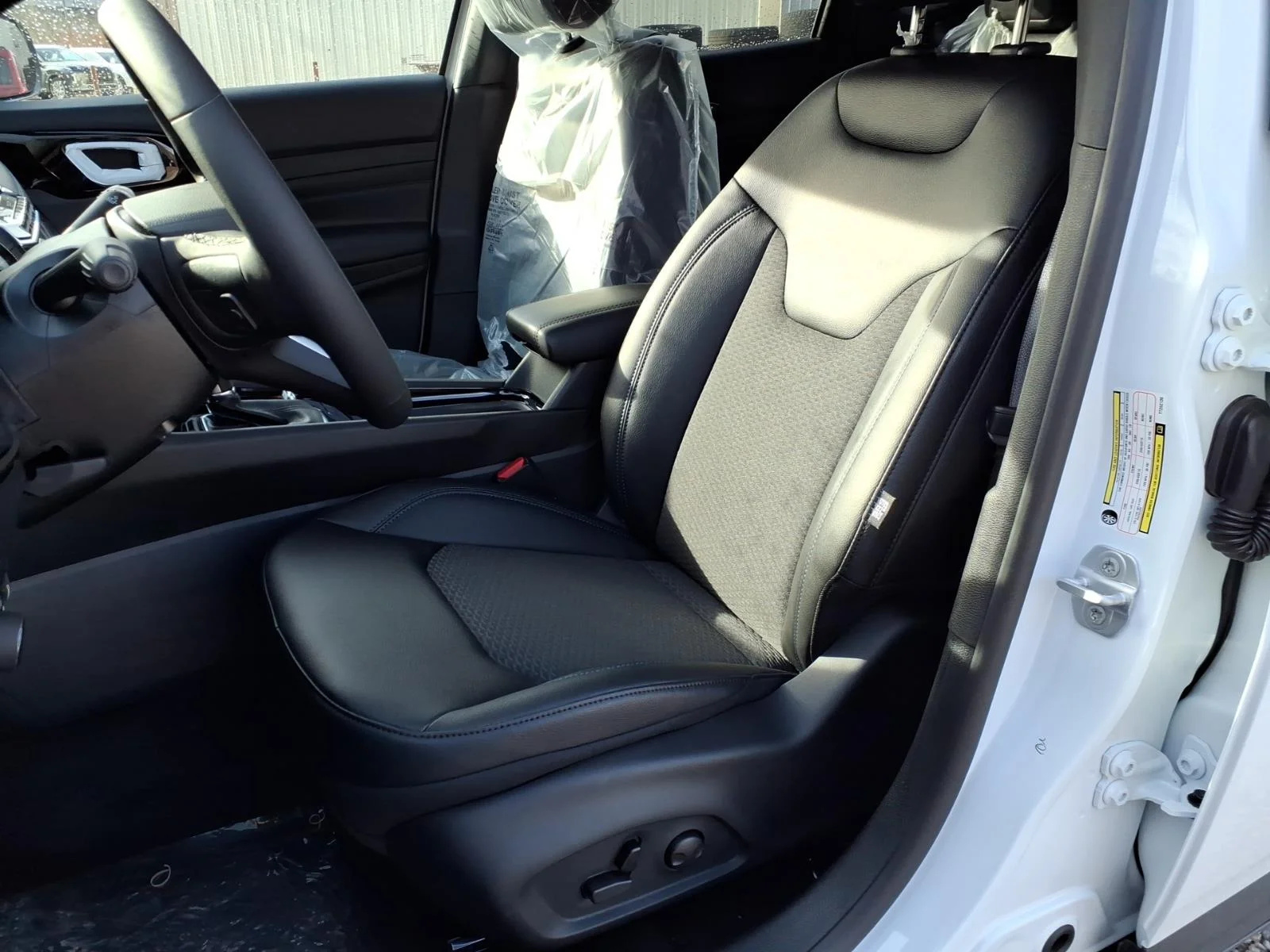 New 2026 Bright White Clearcoat Jeep Latitude image 4
