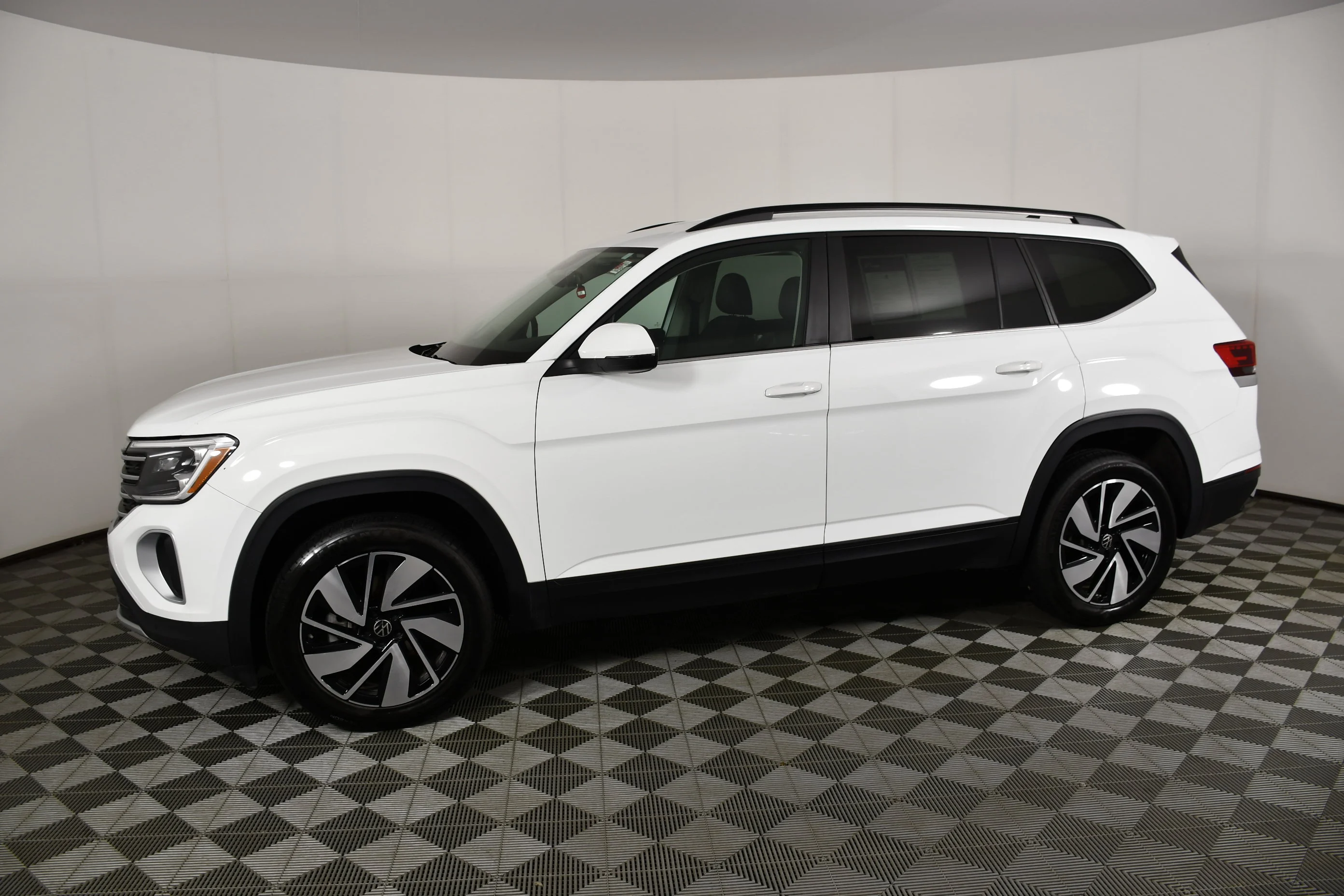 Used 2024 Gray Volkswagen 2.0T SE w/Technology image 9